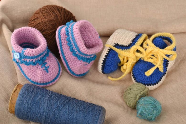 Пінетки для новонароджених спицями та гачком