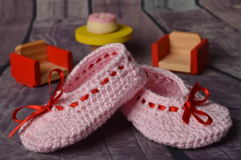 Пінетки для новонароджених спицями та гачком