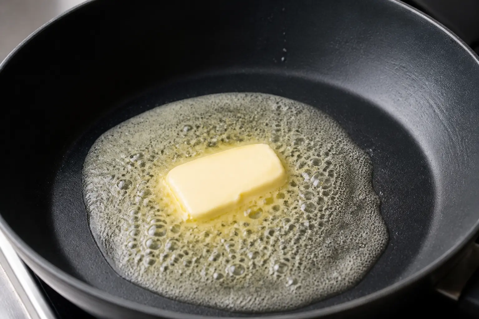 Вершкове масло розтоплюється на сковороді