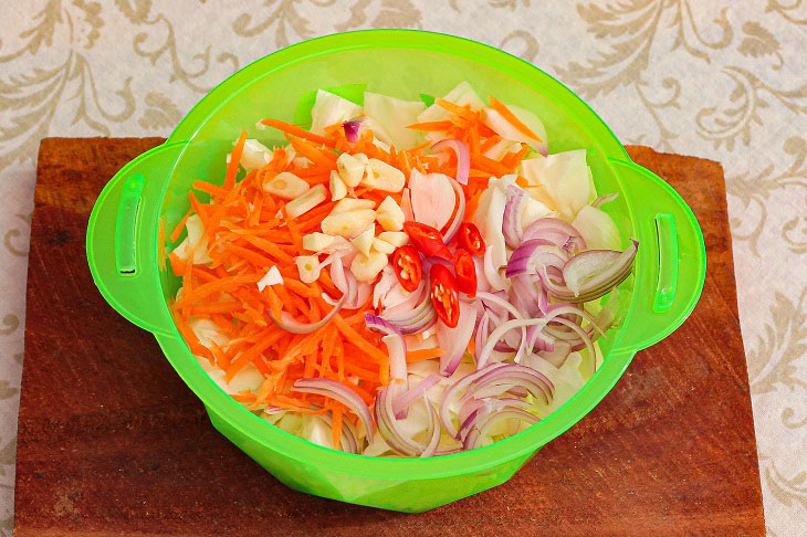 Капуста, маринована за корейським рецептом - смачна, ароматна і хрустка