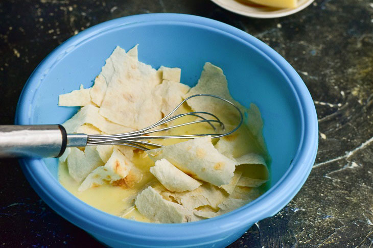 Лавашний коржик з ковбасою - оригінальна закуска на швидкий перекус