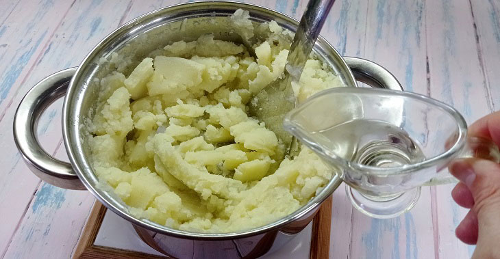 Картопляні пиріжки з оригінальною начинкою: покрокова інструкція