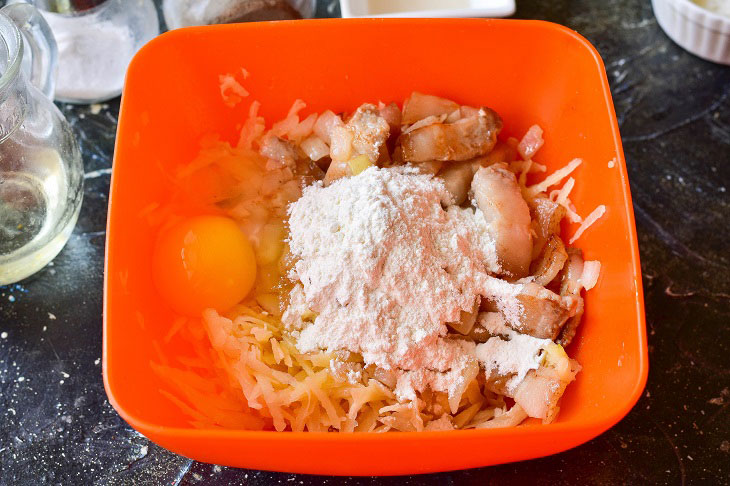 Смачна та соковита страва - картопляна бабця в горщиках