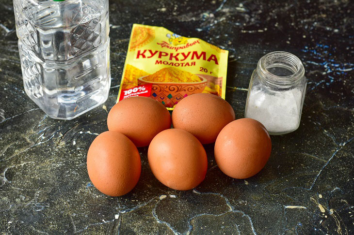 Як пофарбувати яйця куркумою - натуральний та безпечний спосіб.