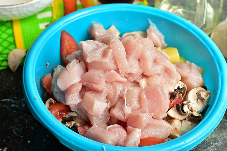 Курка, приготована з печерицями по-купецьки