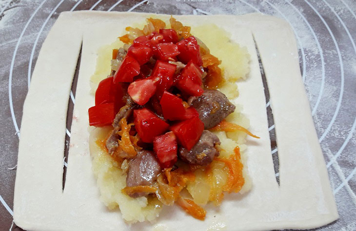 Лапті з мясом у листковому тісті - смачна та ароматна випічка